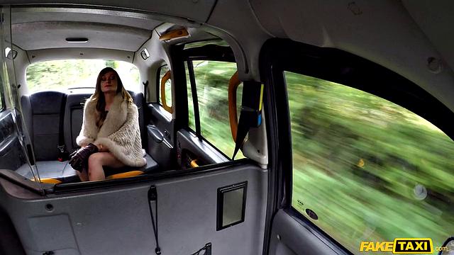 Понтовая брюнетка Honour May на каблуках страстно сосёт и скачет на члене в такси, пока водитель не кончает ей в пилотку.