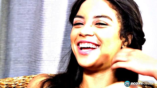 Maya pleases her pussy well