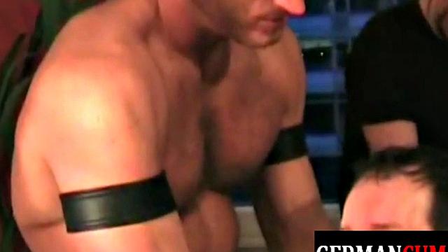 Два качка-папаши устроили жёсткий тройничок с жизнерадостным спортиком