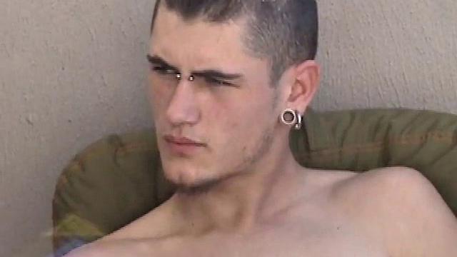 PonyBoi дрочит свой член и кончает