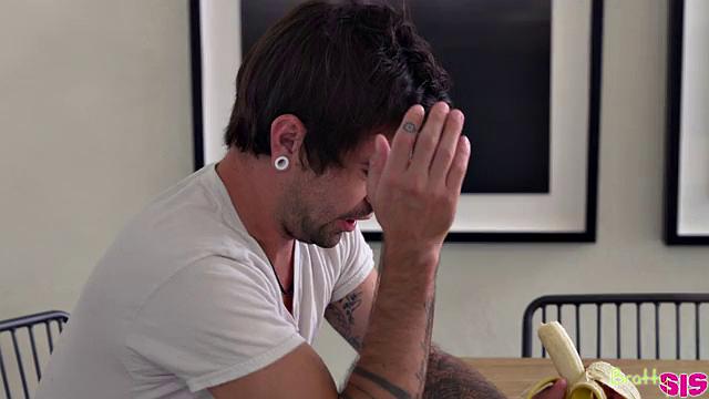 кензи притворяется спящей, а сводный брат ловит момент