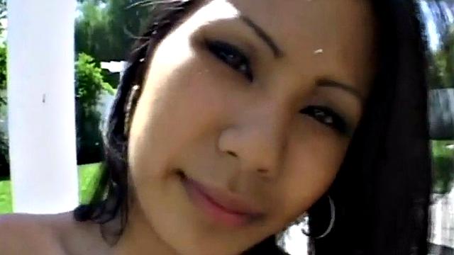 азиатская шалунья раздевается и скачет на члене на улице