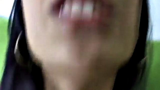 азиатская шалунья раздевается и скачет на члене на улице