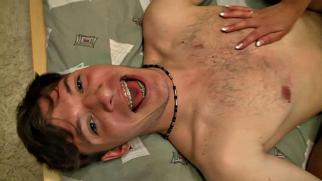 Джулия стонет на кровати, когда её жёстко трахают в разные позы