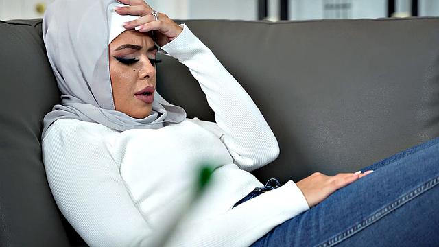 зрелая в хиджабе получает жёсткий трах на диване