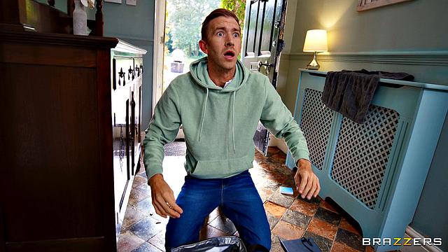 Один дома - трахается с другом брата по полной