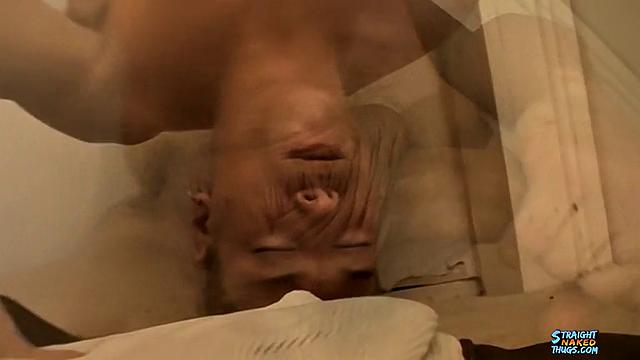 Стрейт-сёрфер дрочит на руках и кончает в рот - Дэмиен