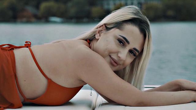 блондинка и индийская стройняшка - грудь скромная, а секс развесёлый