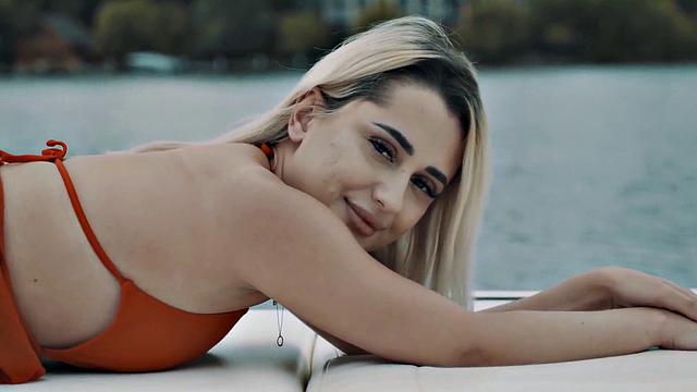 блондинка и индийская стройняшка - грудь скромная, а секс развесёлый