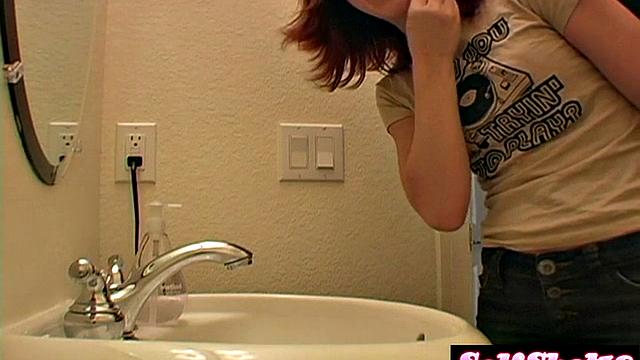 рыжая крошка в зеркале соблазняет страстным макияжем