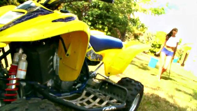 Алия моет квадроцикл, а зрители пускают слюни на мокрую майку