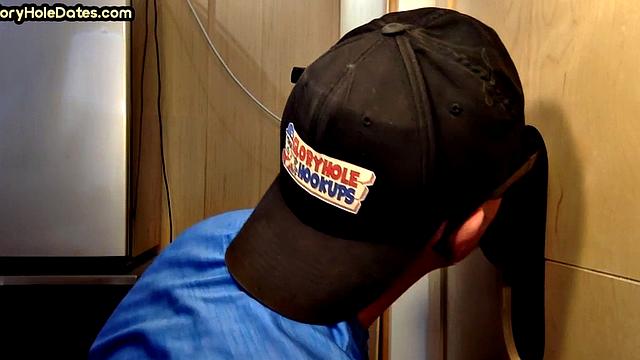 татуированный зрелый мужик сосёт чёрный член через дырку и ловит сперму на лицо