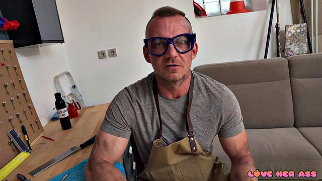 Натали Черри снимает пояс верности и получает анальный кайф от Кейджа.