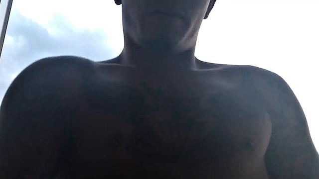 Сет Найт дрочит на камеру и смеется над своим татуированным членом