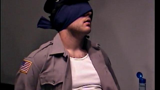 Сет в форме подчиняется жестким гей-фантазиям партнера - дикий минет и мощный финиш на лицо!