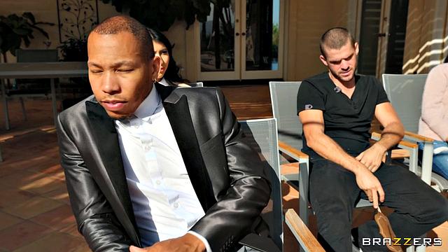 Пока толстосумы меряются кошельками, Алексис Фокс ловко устраивает двойное проникновение в люксе отеля с двуми горячими жеребцами.