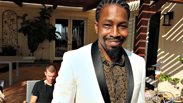 Пока толстосумы меряются кошельками, Алексис Фокс ловко устраивает двойное проникновение в люксе отеля с двуми горячими жеребцами.