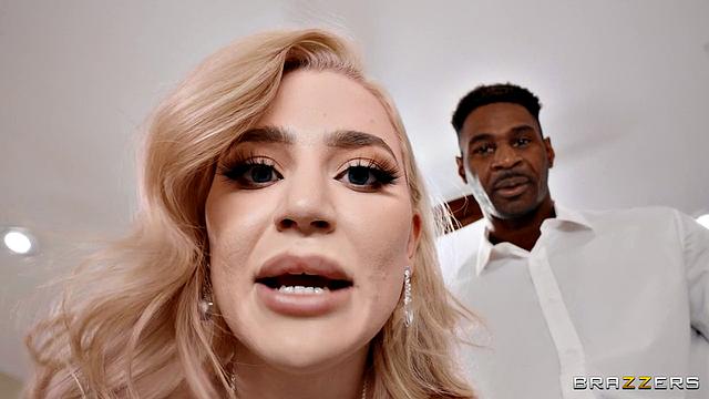 Блейк Блоссом дрочит в спальне и трахается с любовником при муже-куколде, жадно ловя свой заслуженный оргазм от Jax Slayherа.