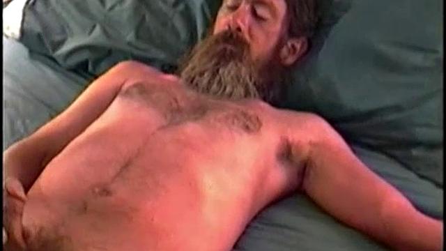 зрелые бизнесмены щедро кончают после работы