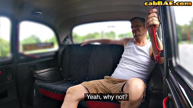 Пышная тёлка за рулём трахает пассажира в машине на глазах у всех.