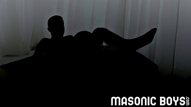 татуированные парни сходят с ума по жёсткой голой игре