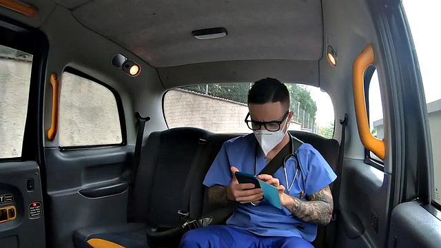 доктор трахает пышногрудую пассажирку такси за бесплатную поездку