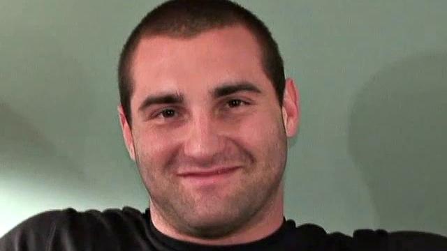 алекс дрочит мощный член и кончает густо