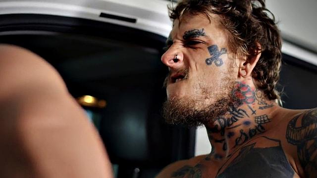 татуированный мачо жестко долбит дно в джокстрапе без резины