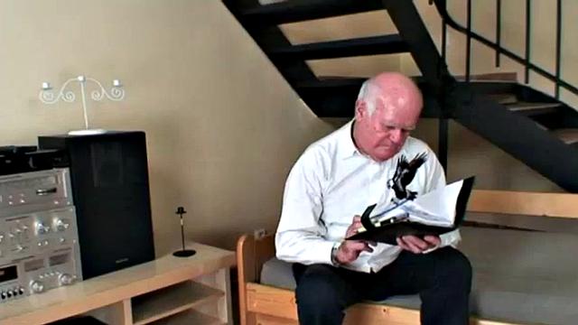 стройная брюнетка не сдерживает страсть и скачет на зрелом члене