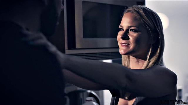 Лисей Кендрик мечтает о члене Вила Пита, пока тот подглядывает за ней в душе - жаркая развязка с анальным сексом и минетом от взрослой красотки.