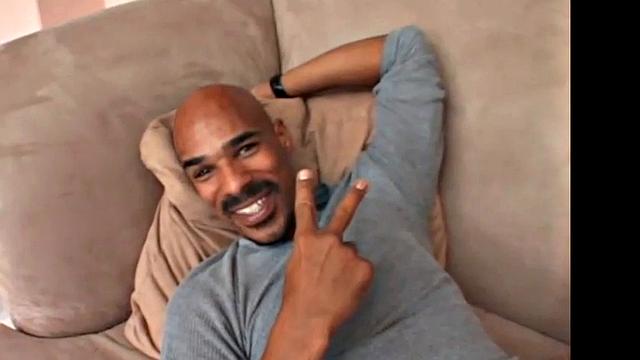 Джессика Олбатт трясёт жирной чёрной жопой и жадно принимает глубоко