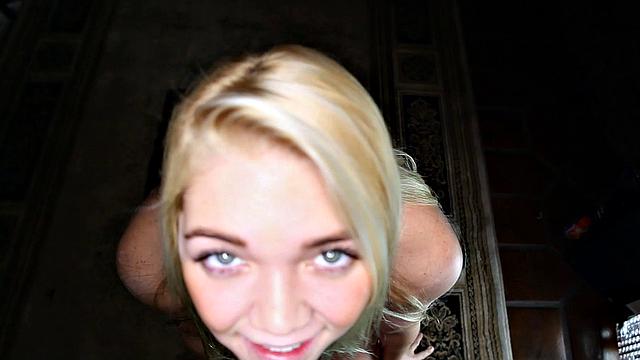 задорная блондинка с веснушками справляется с мощным хуём