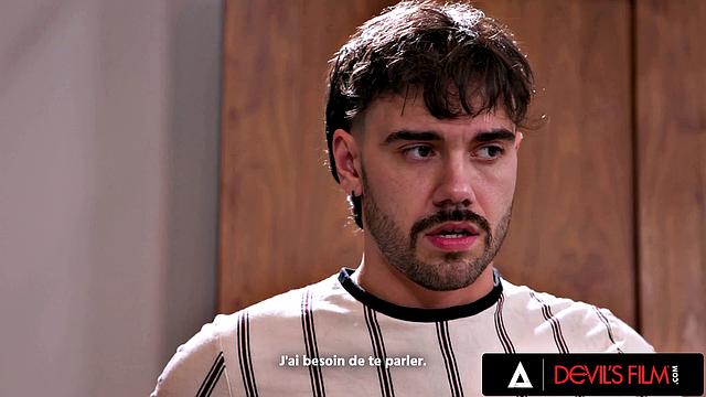 Chanel Camryn соблазняет сводного брата и кончает от его пальцев и языка.