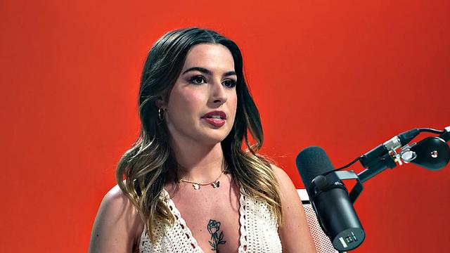 Masturbating inked babe pleasing herself in solo