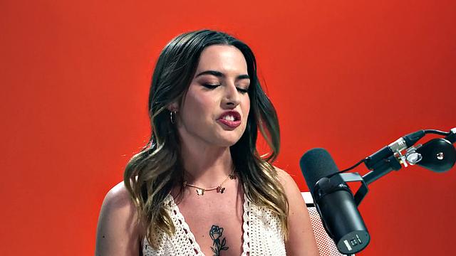 Masturbating inked babe pleasing herself in solo