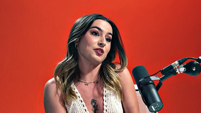 Masturbating inked babe pleasing herself in solo