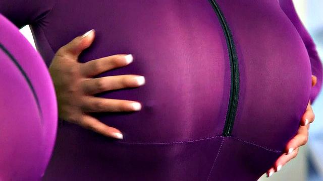 Roxi Red влезла в комбинезон, кажется, сейчас лопнет