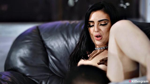 Рокси Кутюр скачет на огромном черном члене и кончает от жёсткой порки внутри себя.