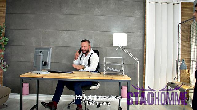 волосатый босс в костюме учит секретам деловой дырки