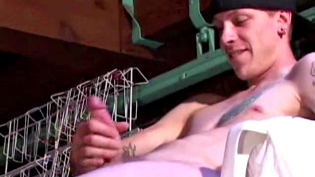 Шейн дрочит в складе и кончает на пол