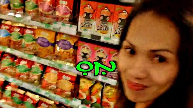 тайская мамка в джинсах ловит белый хуй и теряет штаны