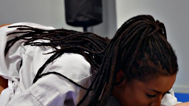 Мелкий трахает строгую учительницу карате после жаркой наездки