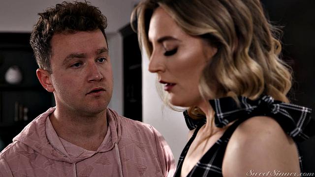 Рыжая milf Reagan Foxx трахается с директором школы и получает крепкую порцию спермы в постели от Ryan Mclane, пока забывает о проблемах сына в колледже.