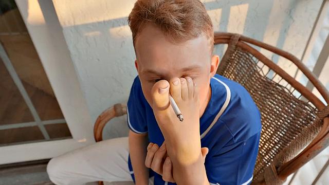 Footlicking short guy fucks ebony 21yo in tight pussy