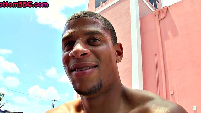 чёрный парень сосёт и получает в жопу на улице после знакомства
