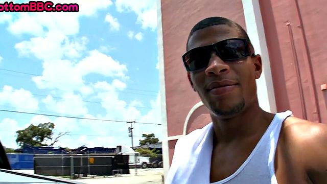 чёрный парень сосёт и получает в жопу на улице после знакомства