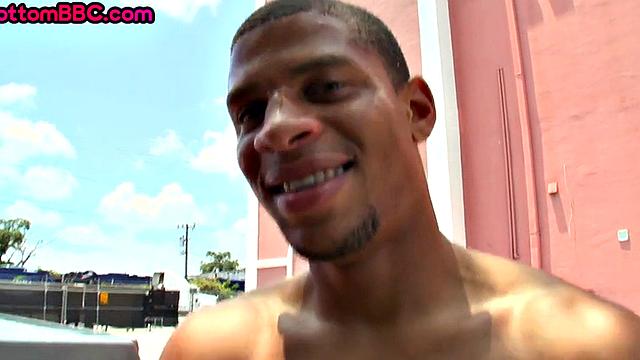 чёрный парень сосёт и получает в жопу на улице после знакомства