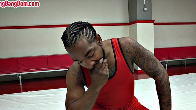 зрелая с огромной жопой разбирается в анальном групповом рестлинге