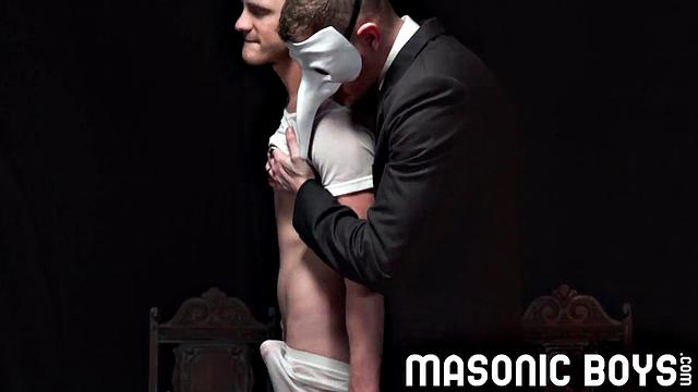 смотри, как рыжий качок получает по полной от доктора