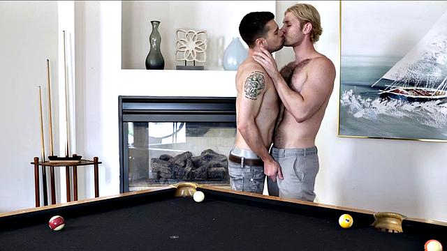 два качка: сначала сосут и лижут жопу, потом разливают сперму как на тренировке